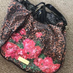 beautiful betsey johnson hand bag😍
